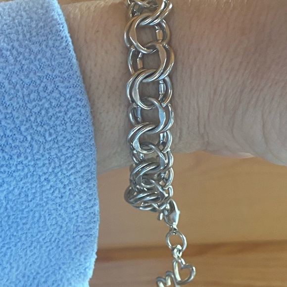 Vintage sterling silver chunky charm bracelet. - Picture 2 of 6